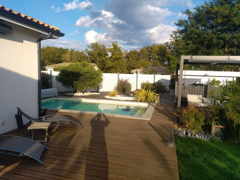 Aménagement des abords d'une piscine avec terrasse en bois, création de pergola et traitement de l'eau à Parentis en Born dans les Landes