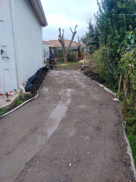 Paysagiste pour la réalisation d'une allée en dalles béton spécial gazon