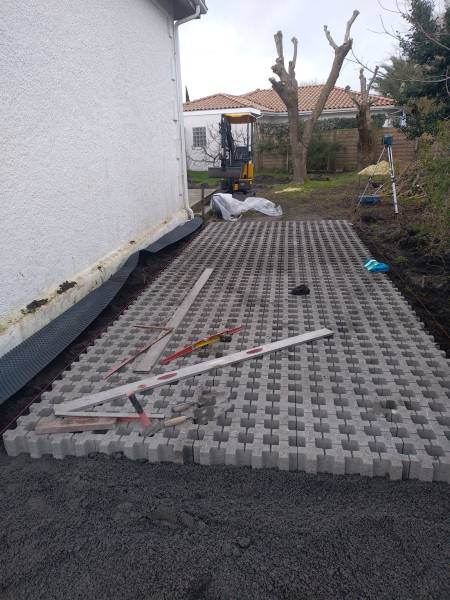 Paysagiste pour la réalisation d'une allée en dalles béton spécial gazon