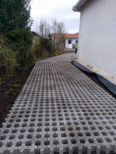 Paysagiste pour la réalisation d'une alllée en dalles béton spécial gazon