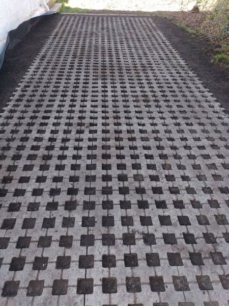 Paysagiste pour la réalisation d'une allée en dalles béton spécial gazon