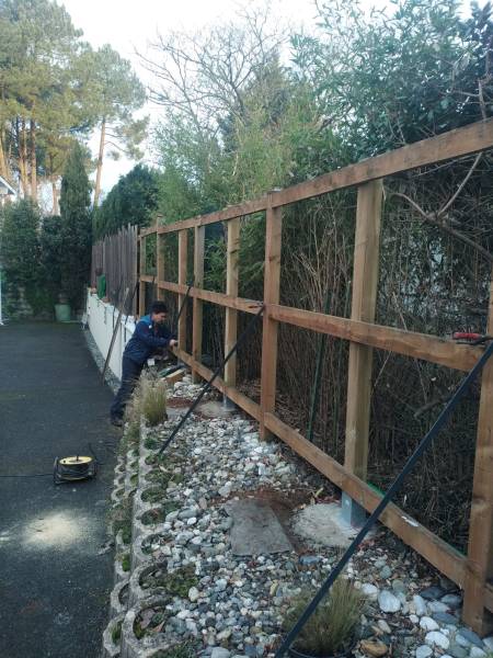 Paysagiste pour le renforcement d'une clôture bois à Sanguinet dans le Nord des Landes 