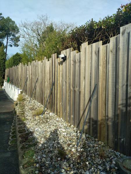 Paysagiste pour le renforcement d'une clôture bois à Sanguinet dans le Nord des Landes 