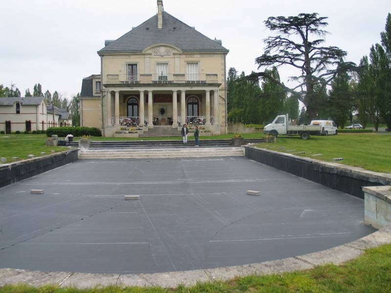 Paysagiste à Parentis en Born dans les Landes : Mise en place d'une étanchéité par membrane EPDM pour un bassin de jardinsPaysagiste pour étanchéité bassin sur mesure pr membrane EPDM