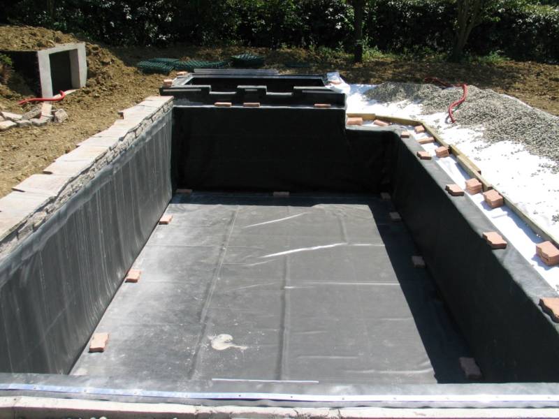 Paysagiste à Parentis en Born dans les Landes : Mise en place d'une étanchéité par membrane EPDM pour un bassin de jardinsPaysagiste  pour étanchéité piscine biologique par membrane caoutchouc