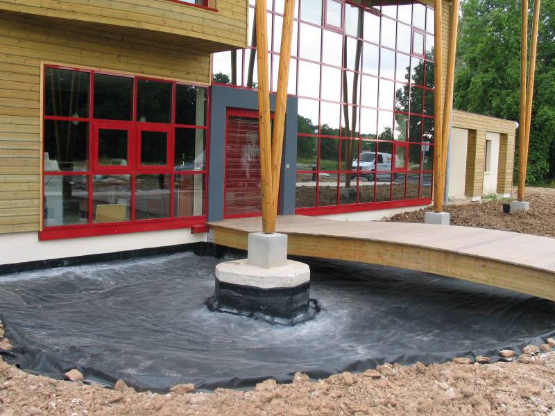 Paysagiste à Parentis en Born dans les Landes : Mise en place d'une étanchéité par membrane EPDM pour un bassin de jardinsPaysagiste   pour étanchéité sur mesure par membrane EPDM d'un bassin à poisson 