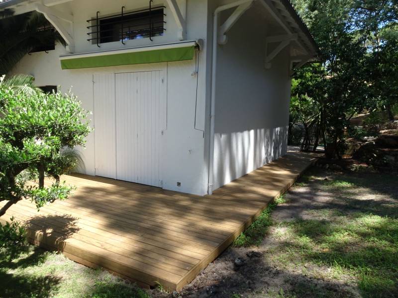 paysagiste pour la réalisation d'une terrasse en lames IPE système Grad au Pyla près des Landes
