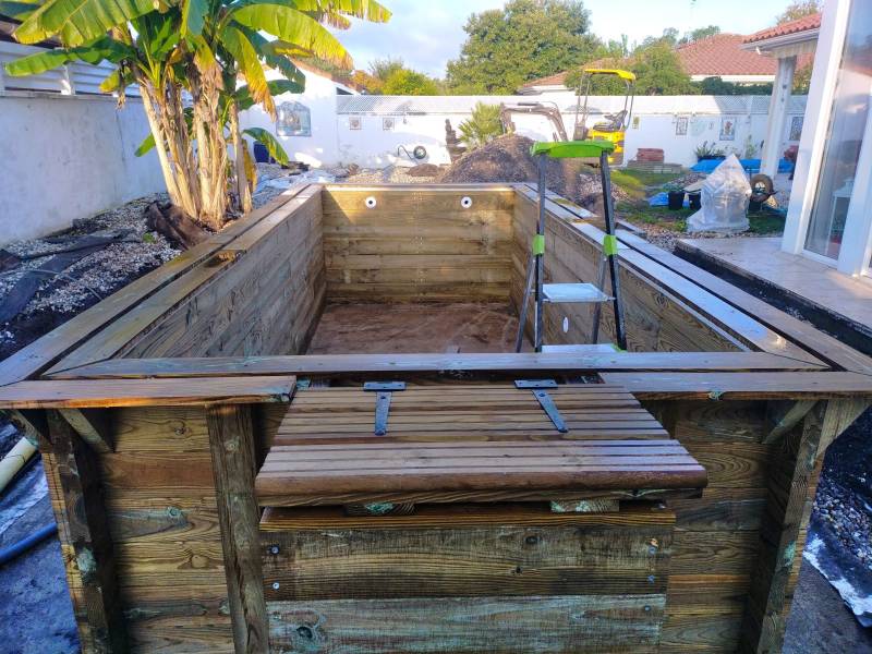 montage d'une piscine bois