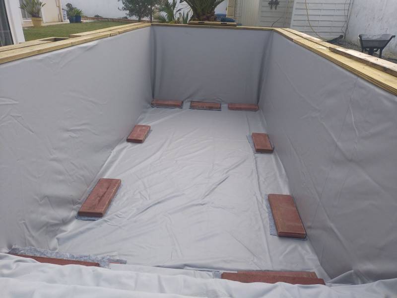 pose du liner pour une piscine bois