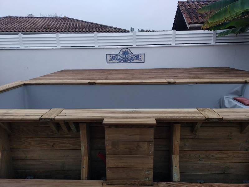 Bardage en lames de pin du contour d'une piscine bois