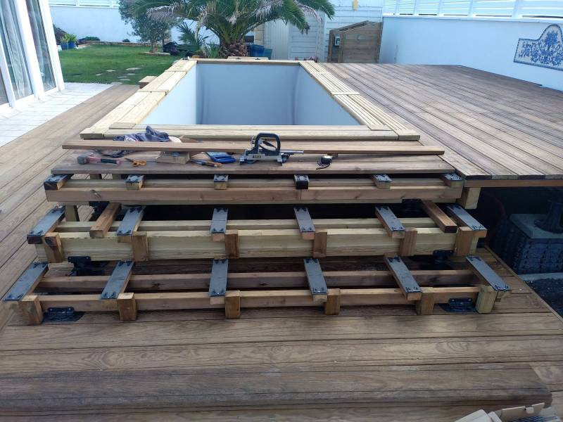 Réalisation d'un escalier en lames de pin