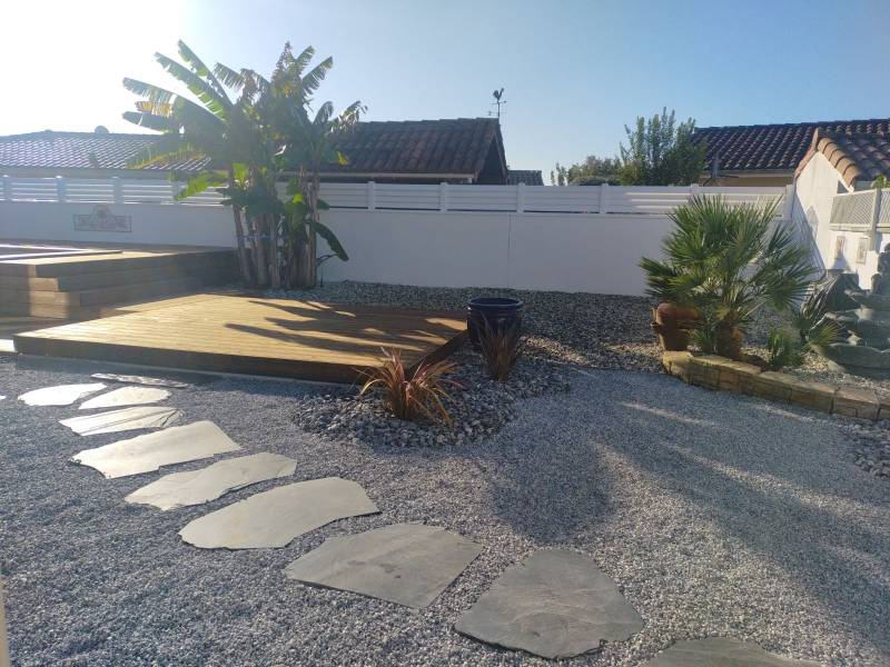 Aménagement mineral autour d'une terrasse