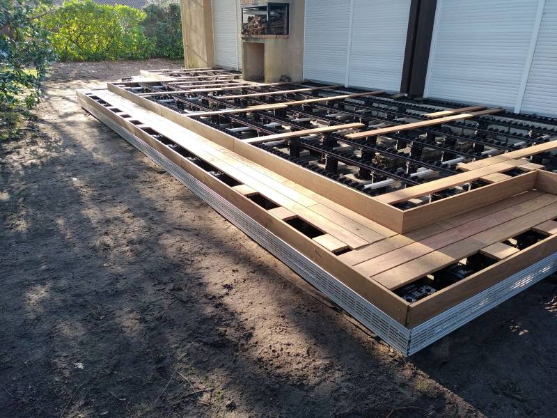 Réalisation d'une terrasse en lames IPE clipsables avec concept GRAD  à Sanguinet près du bassin d'Arcachon 