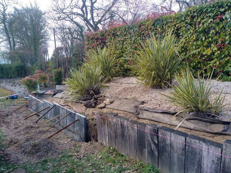 Paysagiste pour réalisation d'une palissade en dalles de schiste à Sanguinet au Nord des LandesPalissade en dalles de schiste