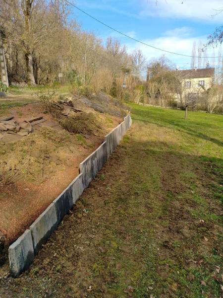 Paysagiste pour réalisation d'une palissade en dalles de schiste à Sanguinet au Nord des LandesPalissade en dalles de schiste