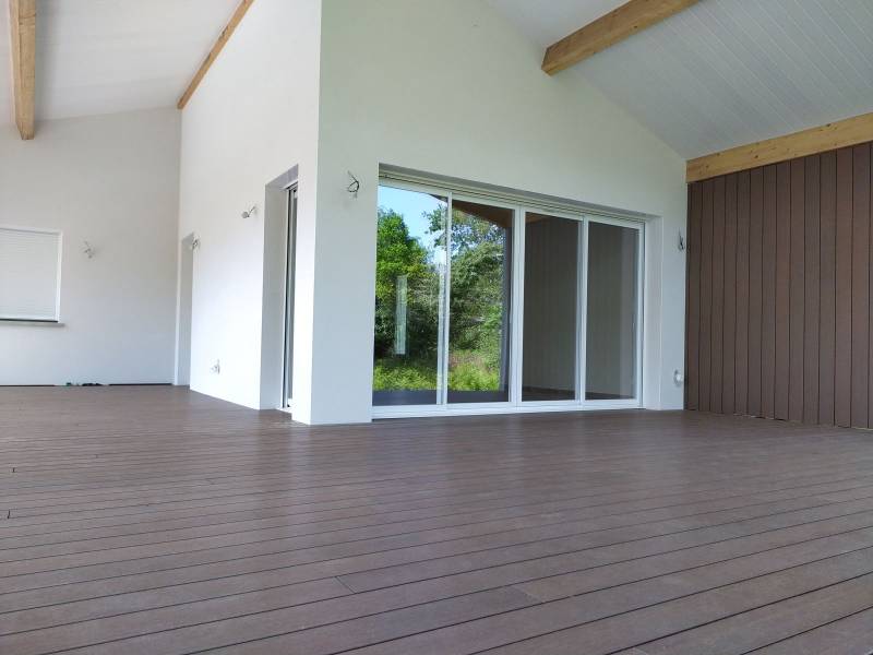 paysagiste pour la réalisation d'une terrasse en lames composite à clipser  )à Sanguinet dans les Landes 