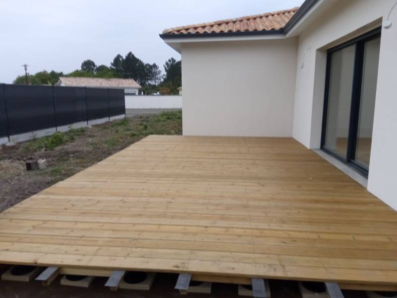 Aménagement d'une terrasse en lame bois pin CL IV