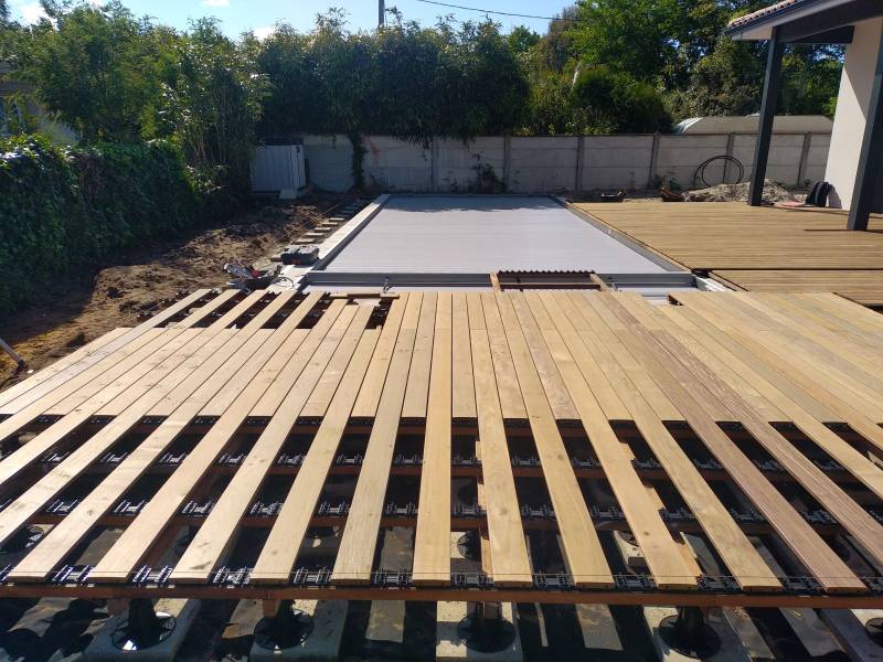 Paysagiste pour la réalisation d'une terrasse en grad avec lames IPE