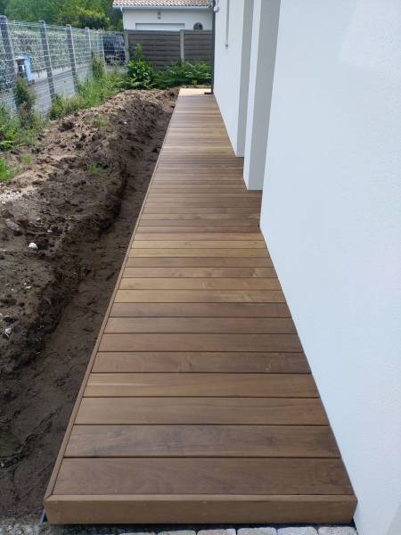 Paysagiste pour la réalisation d'une terrasse en grad avec lames IPE