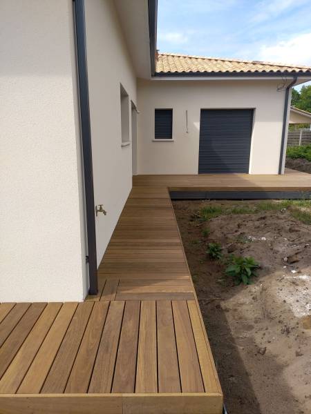 Paysagiste pour la réalisation d'une terrasse en grad avec lames IPE