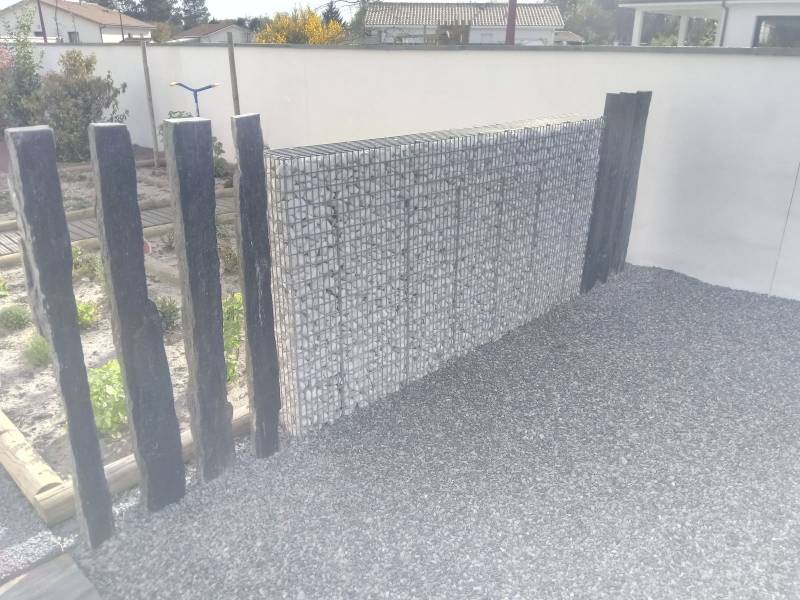 Paysagiste  pour brise vue minéral avec gabions et piquets schiste 