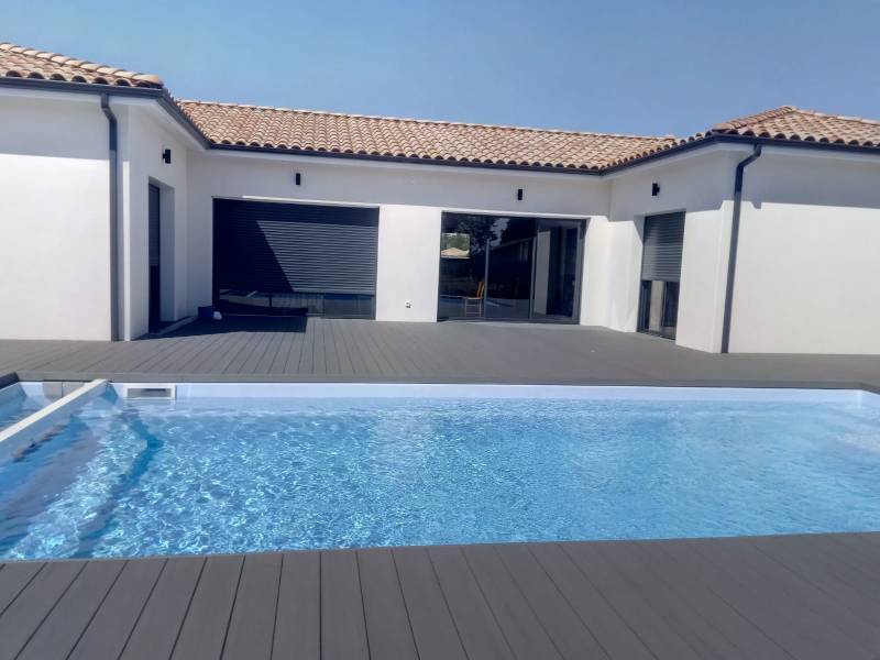 Paysagiste pour la création d'une terrasse en lames composite à Parentis en Born dans les Landes 