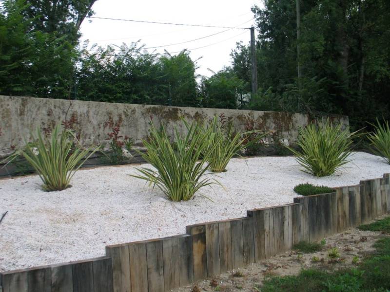 Massif avec traverses chêne en soutènement
