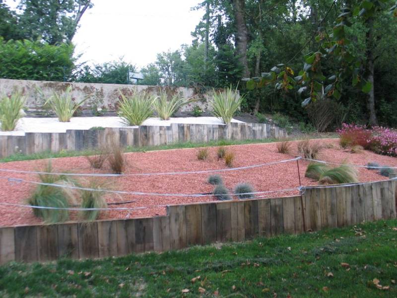 Massif avec traverses chêne en soutènement
